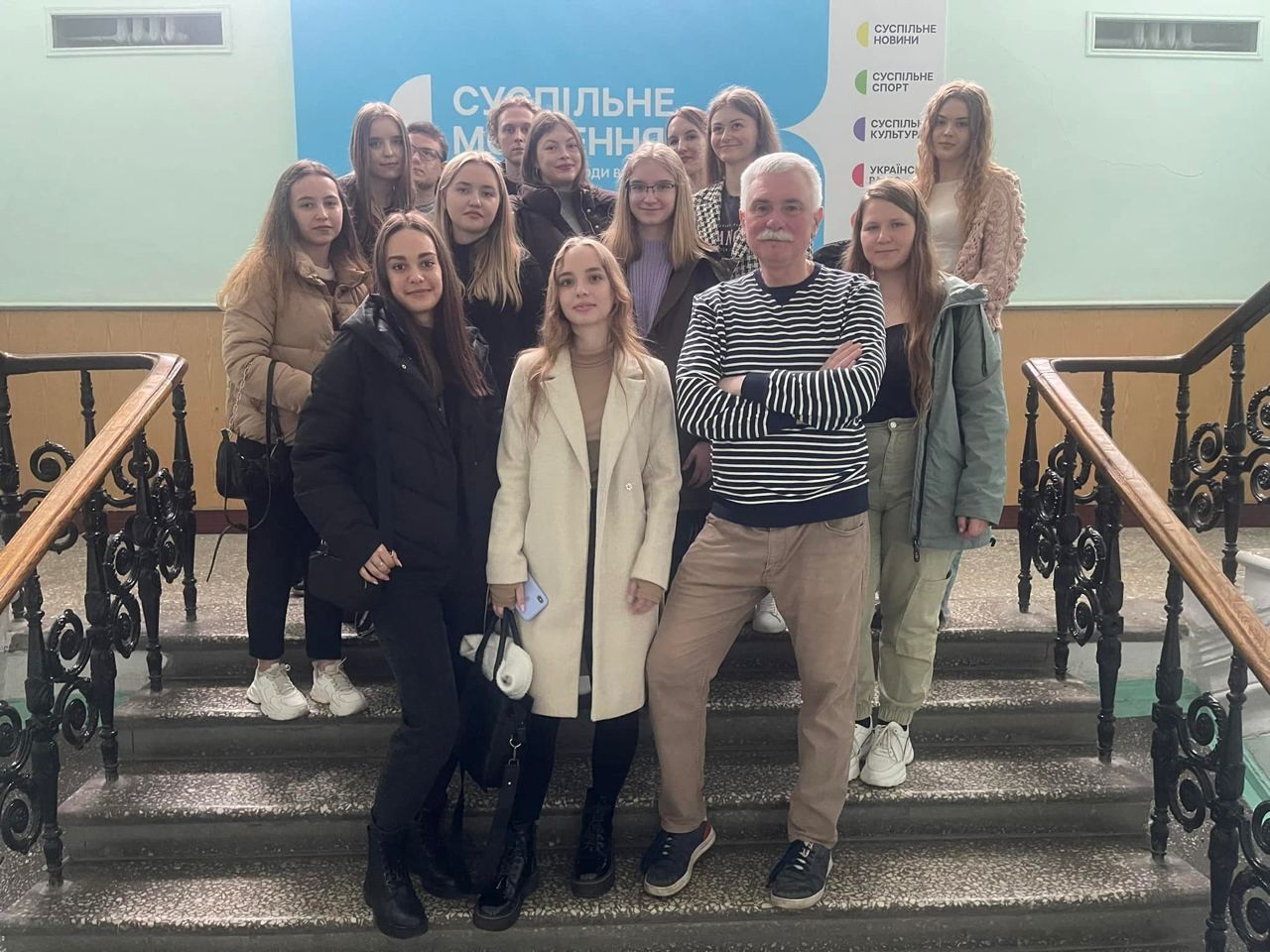03 04znaiomymo studentiv z vysokymy standartamy suspilnoho movnyka dilymosia dosvidom shukaiemo talanty15